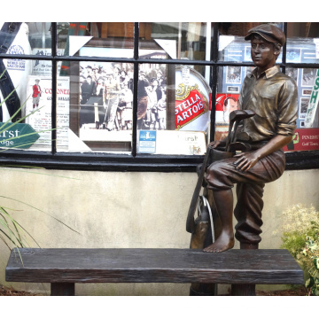 escultura de bronce al aire libre de tamaño natural de un carrito con un banco